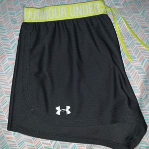 🍓Excellent condition Under Armour shorts size L